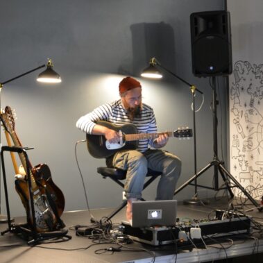 Michał Zygmunt gra na gitarze, Ma jeszcze kilka gitar.
