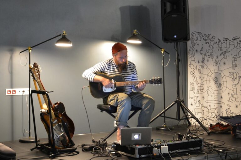 Michał Zygmunt gra na gitarze, Ma jeszcze kilka gitar.