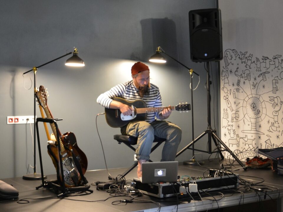 Michał Zygmunt gra na gitarze, Ma jeszcze kilka gitar.