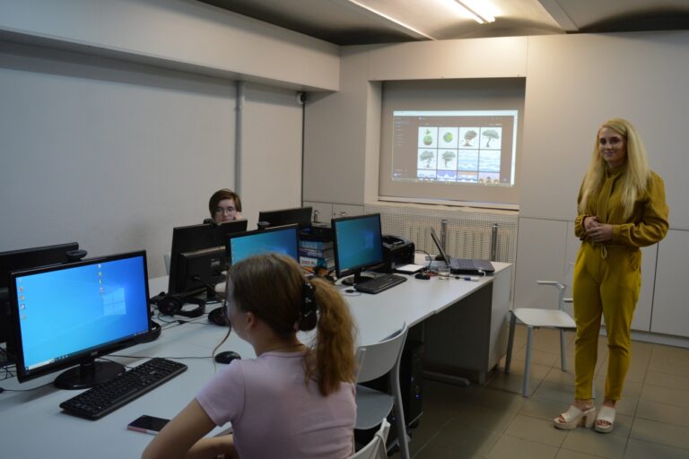 Widok na warsztaty i pani Marta Frąckowiak