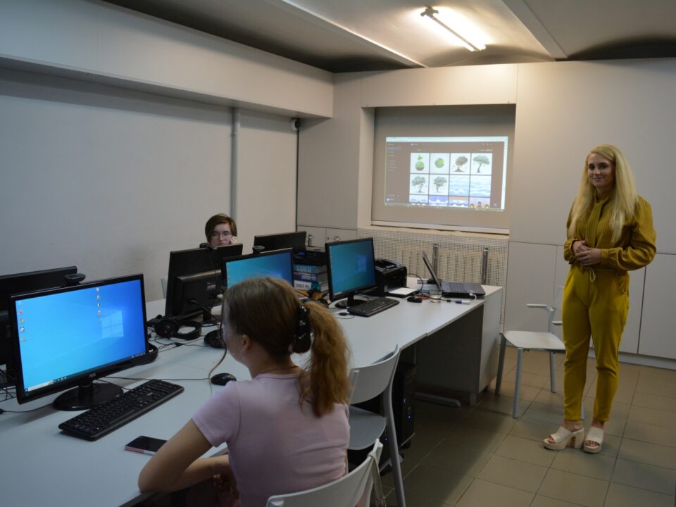 Widok na warsztaty i pani Marta Frąckowiak
