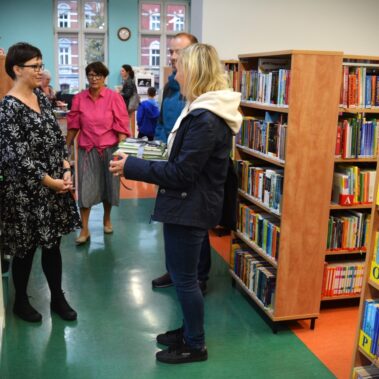 Czytelnicy rozmawiają z bibliotekarką