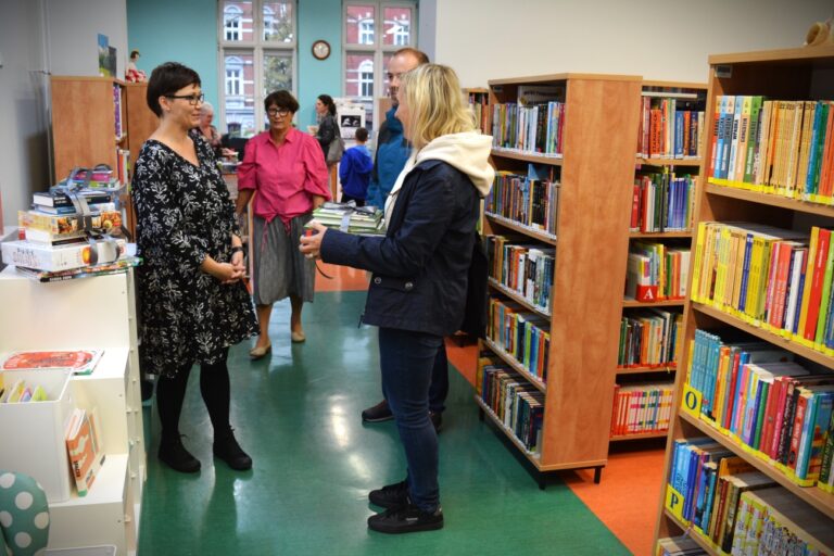 Czytelnicy rozmawiają z bibliotekarką