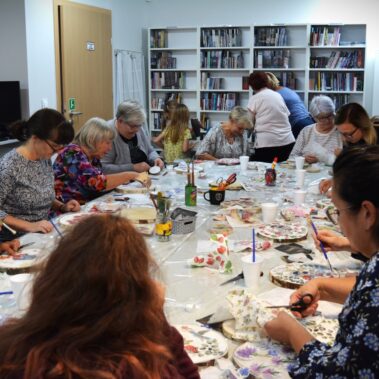 Uczestnicy przy pracach nad decoupage