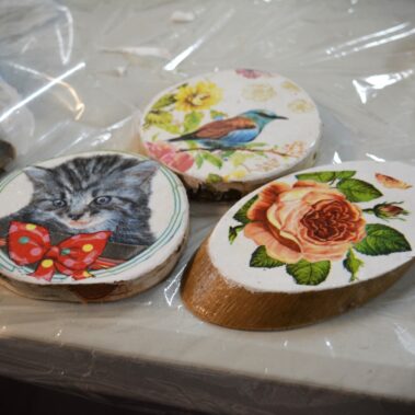 Gotowe plastry drewna ozdabiane techniką decoupage