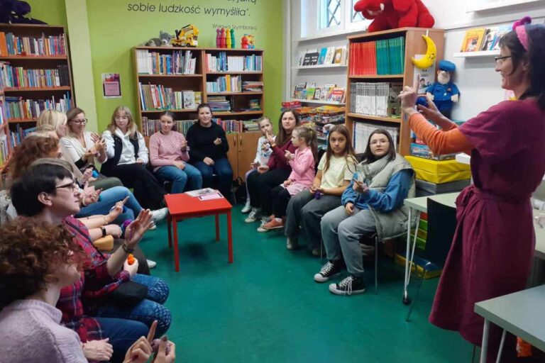 Widok ogólny, prowadząca warsztaty coś wyjaśnia uczestniczkom