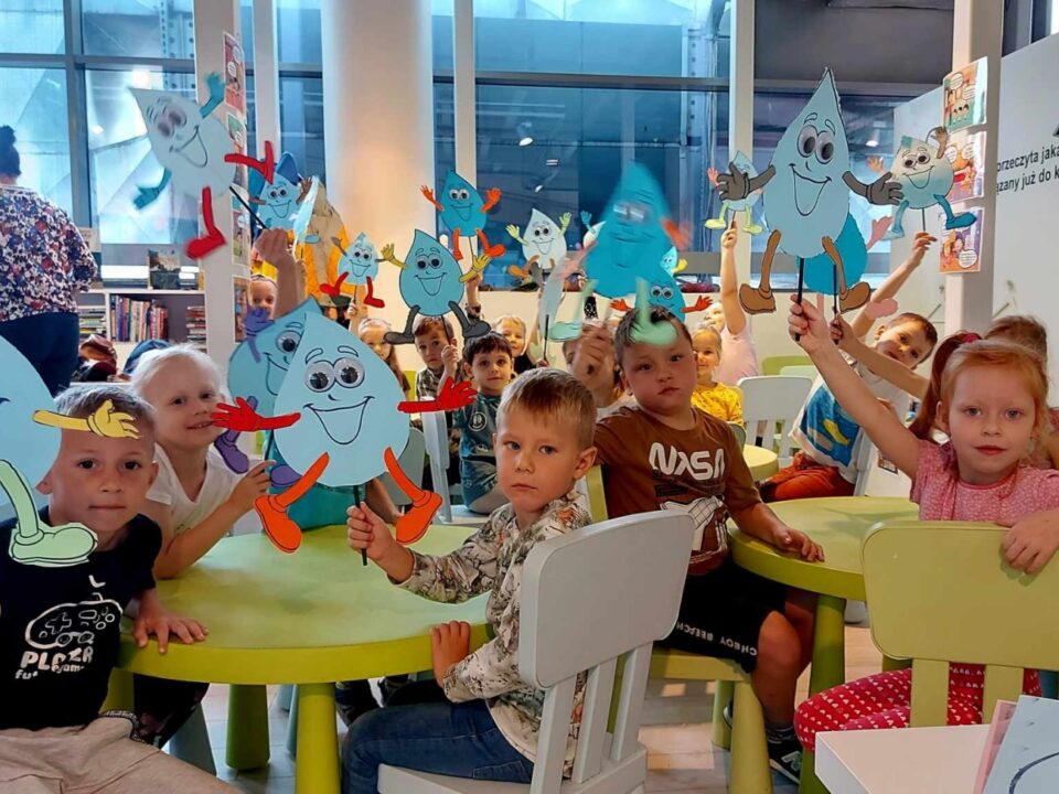 Dzieci prezentują swoje prace