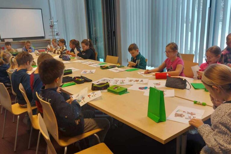 Widok ogólny na salę z dziećmi