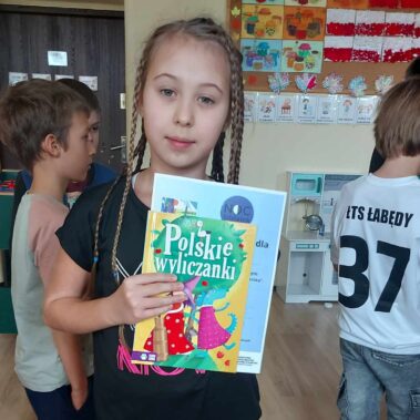 Jedna z uczestniczek, która dostała wyróżnienie z nagrodą książkową