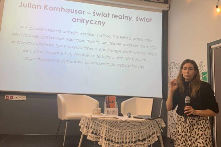 Małgorzata Makowska i slajd na ekranie o Julianie Kornhauserze