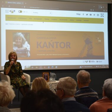 Widok na scenę, Na scenie siedzi Gabriela A. Kańtor.