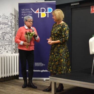 Gabriela A. Kańtor dostaje kwiaty od czytelniczki