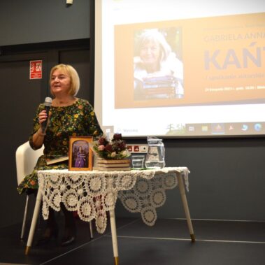 Gabriela A. Kańtor na scenie z stolikiem z książkami