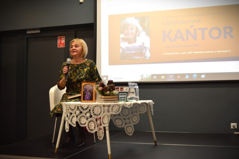 Gabriela A. Kańtor na scenie z stolikiem z książkami