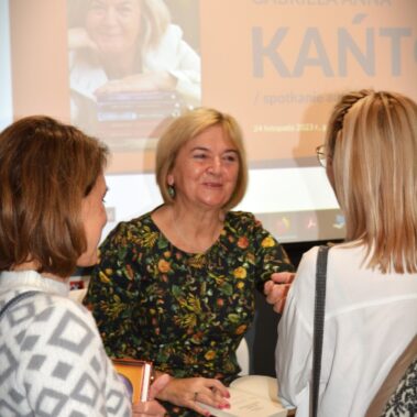 Gabriela A. Kańtor rozmawia z czytelniczkami.