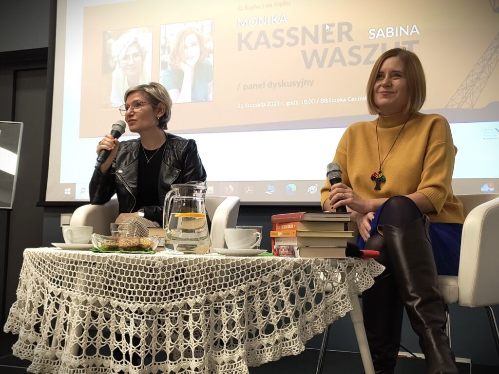 Przy stoliku siedzą Monika Kassner i Sabina Waszut