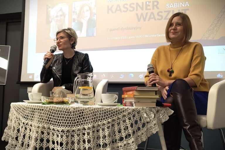 Przy stoliku siedzą Monika Kassner i Sabina Waszut
