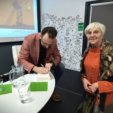 Andrzej H. Wojaczek podpisuje książkę dla czytelniczki-seniorki