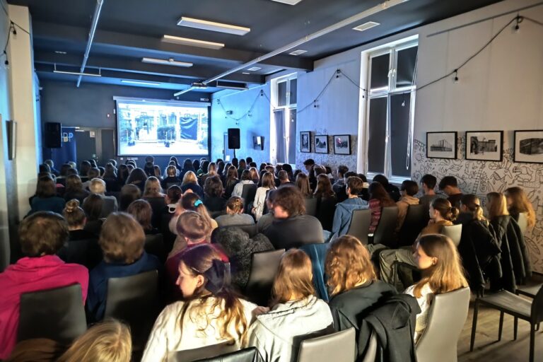 Widok na salę, dużo widzów oglądają film