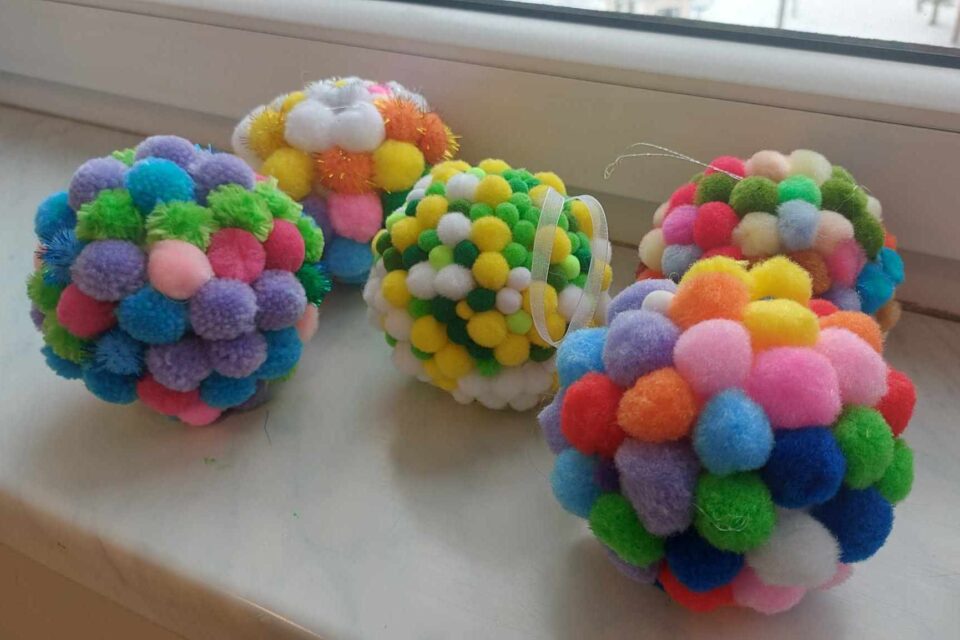 Gotowe bombki z pomponików