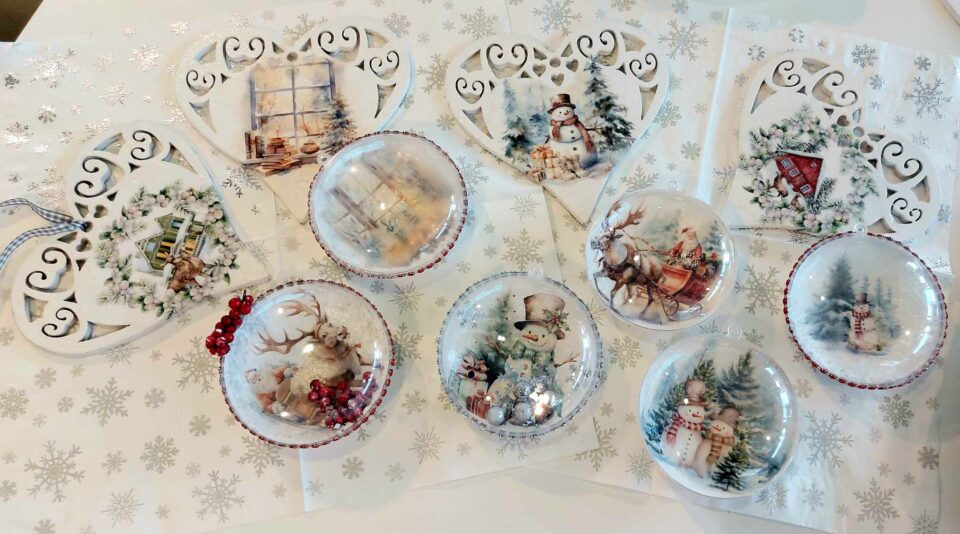 Kulki świąteczne i serca ozdobione decoupage - efekty prac.