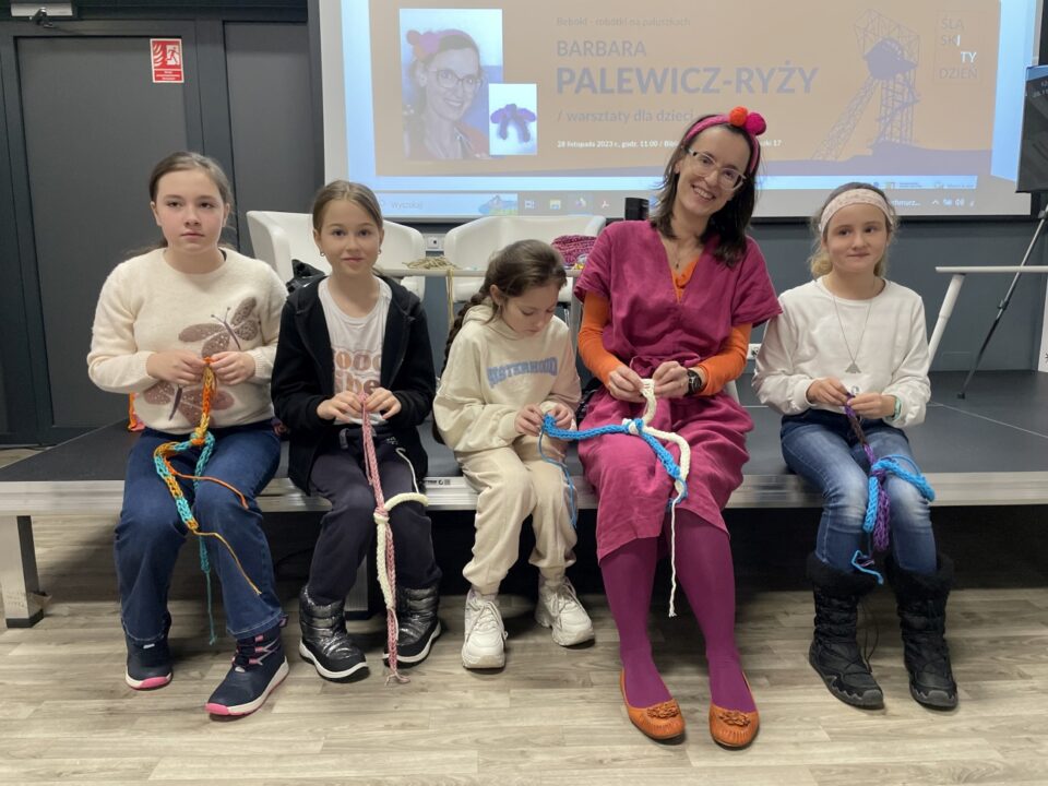Pamiątkowe zdjęcie z panią Barbarą, która wspólnie z dziewczynkami robią beboki