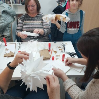 Jedna z pań udało wykonać gwiazdkę z papieru