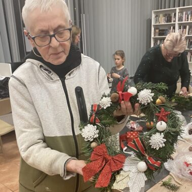 Starsza pani prezentują wianek