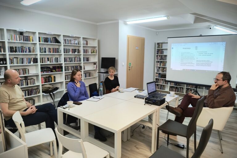 Widok ogólny na warsztaty literackie, 3 uczestnicy i Jarosław Księżyk