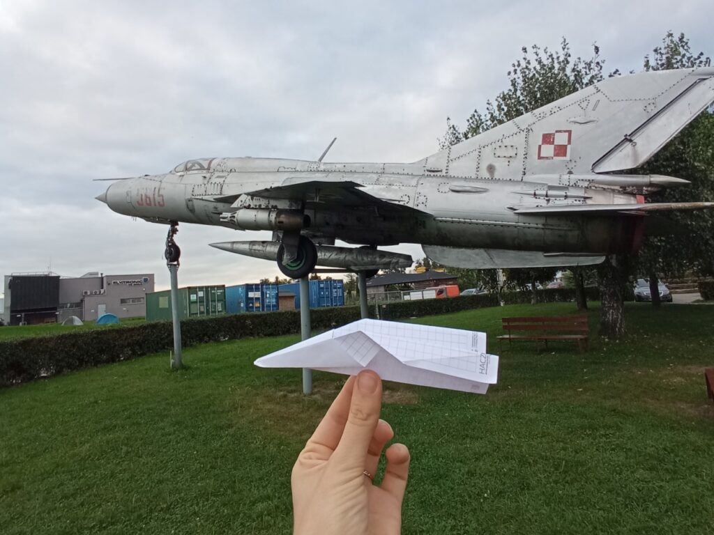 Papierowy samolot przed odrzutowcem-pomnikiem