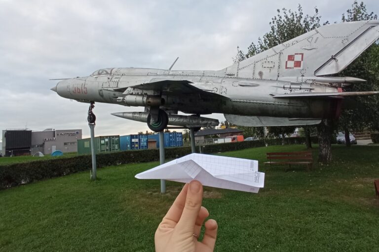 Papierowy samolot przed odrzutowcem-pomnikiem