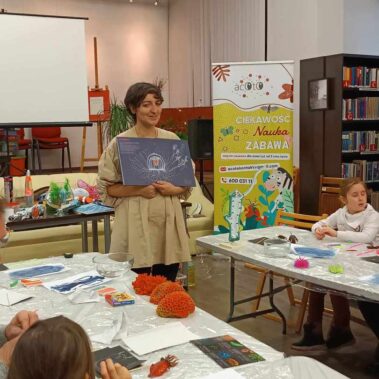 Prowadząca pokazuje zdjęcie meduzy