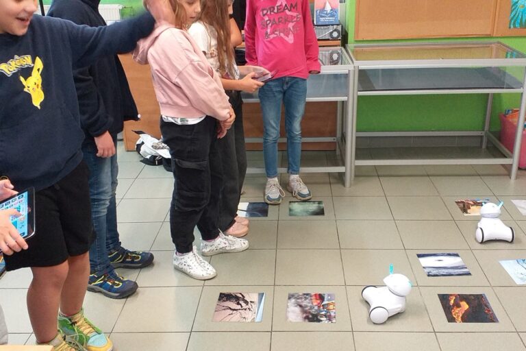Robot Photon rusza się po podłodze i skieruje do wybranych zdjęć, część 3