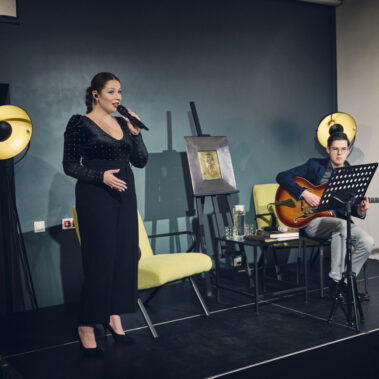 Artyści grają: wokalistka śpiewa i pan gra na gitarze