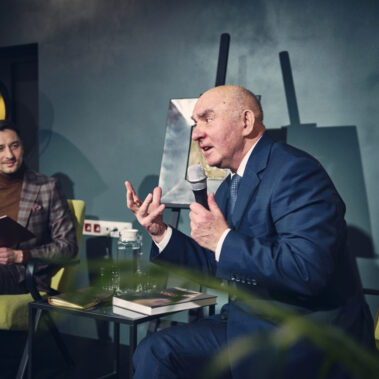 Prof. Krzysztof Nitsch przemawia, a Grzegorz Romanow słucha