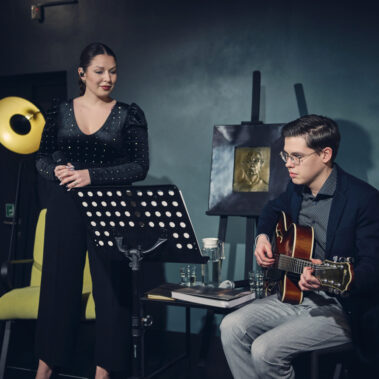 Artyści grają: wokalistka śpiewa i pan gra na gitarze