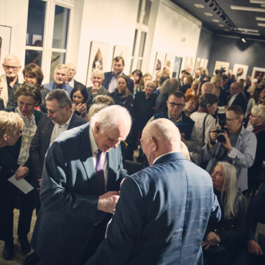 Prof. Krzysztof Nitsch otrzymuje życzenia od gości, długa kolejka do złożenia życzenia