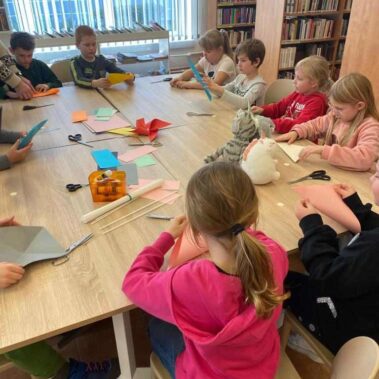 Dzieci robią z papieru wiatraczki – inne ujęcie