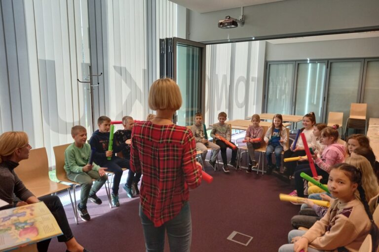 Dzieci używają z bum bum rurek