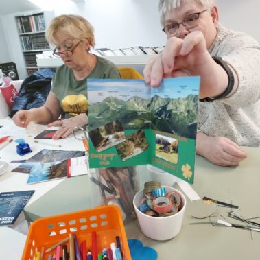 Pani prezentuje swoją kartkę o tematyce górskiej
