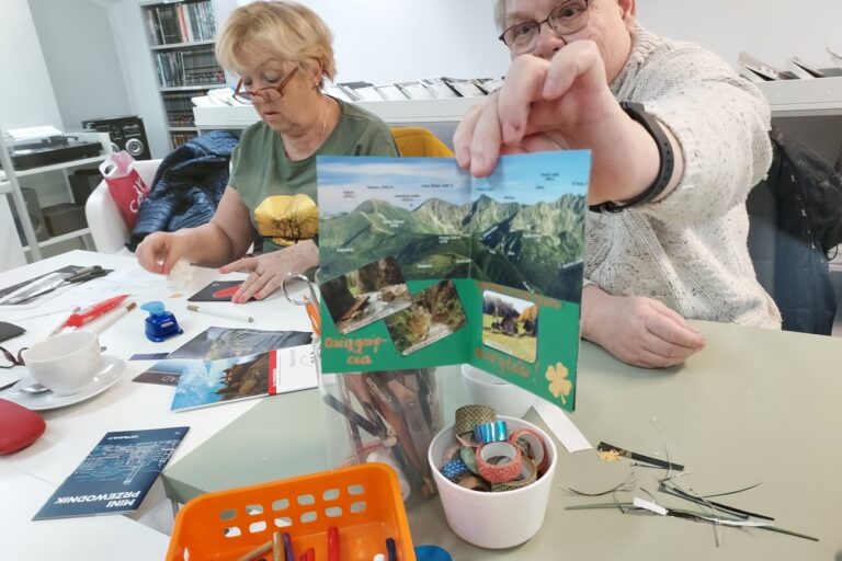 Pani prezentuje swoją kartkę o tematyce górskiej