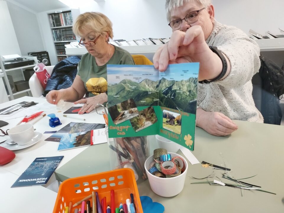 Pani prezentuje swoją kartkę o tematyce górskiej
