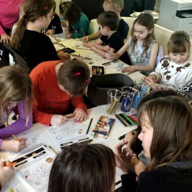 Dzieci rysują kolorowanki