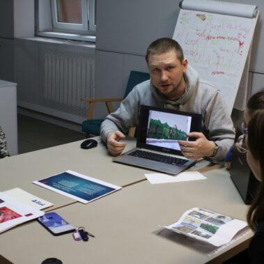 Prowadzący wyjaśnia na temat fotografowania