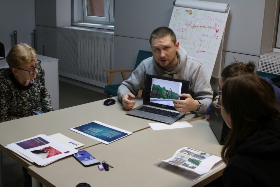 Prowadzący wyjaśnia na temat fotografowania