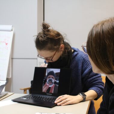 Pani prezentuje zdjęcie na laptopie