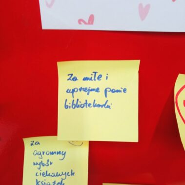 Karteczki z tekstami: "Za miłe i uprzejme panie bibliotekarki", "Za ogromny wybór ciekawych książek", "Kocham bibliotekę"