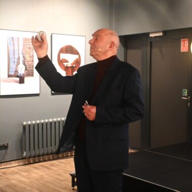 Prof. Krzysztof Nitsch prezentuje medalik