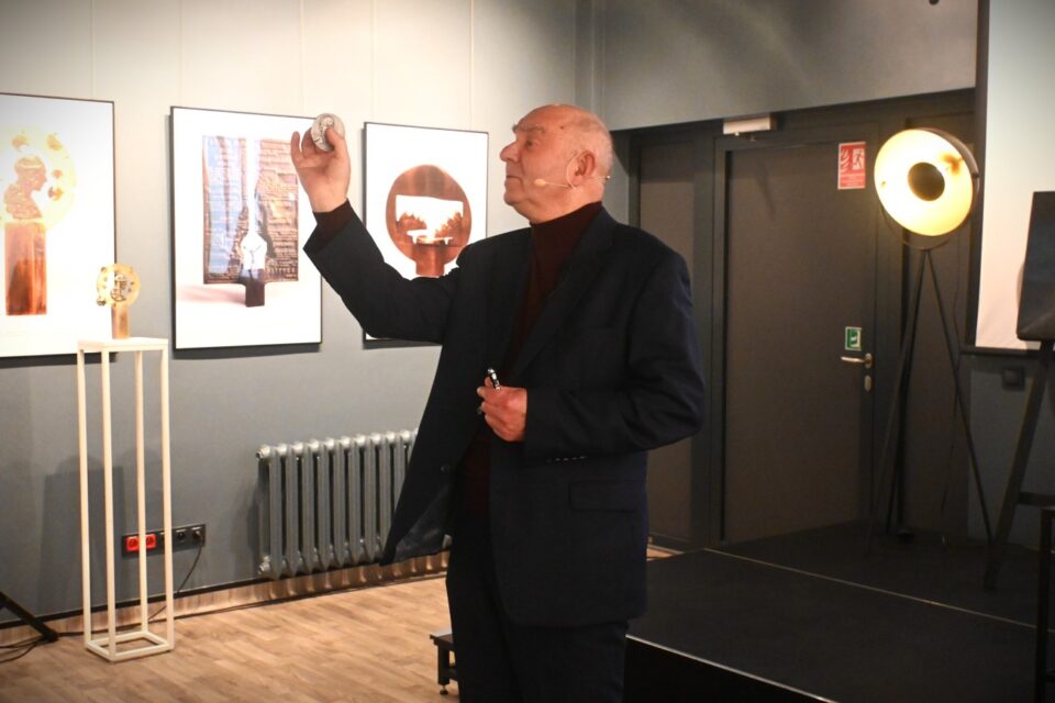 Prof. Krzysztof Nitsch prezentuje medalik