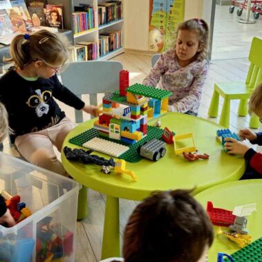 Dzieci układają różne rzeczy z klocków Lego Duplo
